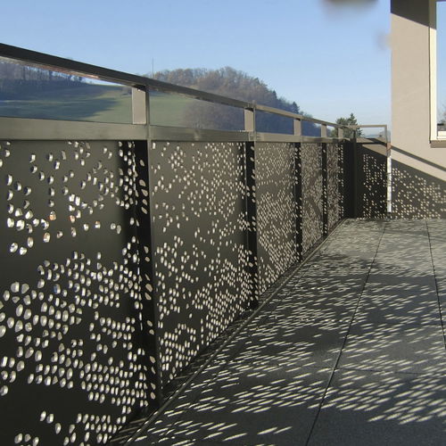 Ringhiera in HPL - CELLON - MFH HOMBURG WOHN AG LÄUFELFINGEN - Bruag Design Factory AG - a pannelli / da esterno / per balcone