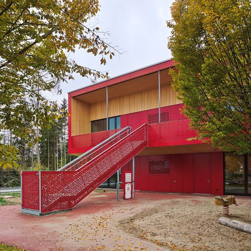 Rivestimento di facciata per facciata ventilata - CELLON - DAY NURSERY GILCHING - Bruag Design Factory AG - in pannelli / in fibra di legno / liscio