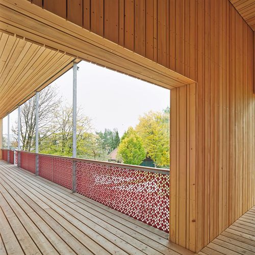 Ringhiera in HPL - CELLON AND FORMBOARD TOP PINE - DAY NURSERY GILCHING - Bruag Design Factory AG - a pannelli / per balaustra / da interno