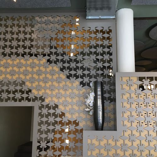 Ringhiera a pannelli - RESTAURANT ENZIAN ZÜRICH - Bruag Design Factory AG - da interno / per mezzanino