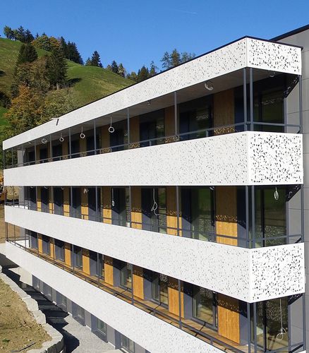 Ringhiera in HPL - CELLON - PRIVATE CLINIC GAIS - Bruag Design Factory AG - a pannelli / da esterno / per balcone