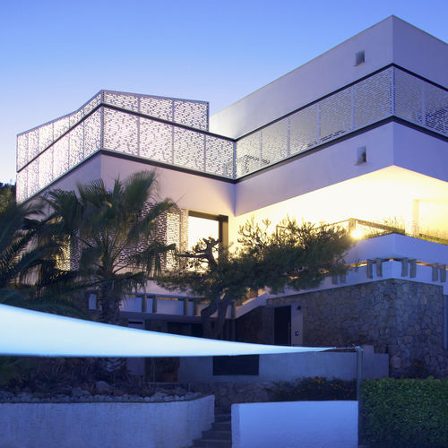 Frangisole in HPL - CELLON - PRIVATVILLA TARRAGONA - Bruag Design Factory AG - per facciata / perforato