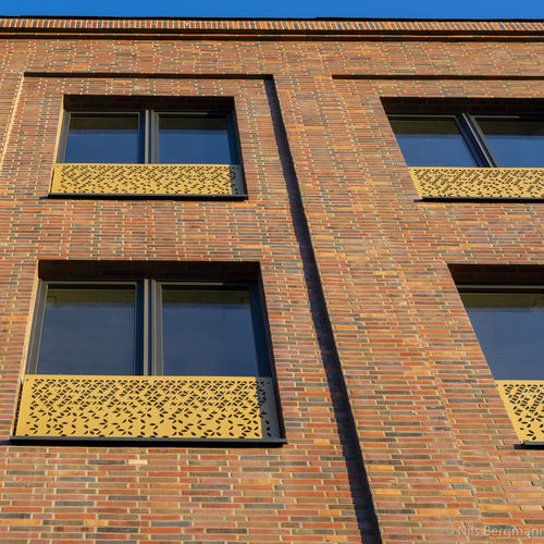 Balaustra per balcone - CELLON NEUES WALLUFER, MOISLINGER ALLEE LÜBECK - Bruag Design Factory AG - in HPL / a pannello / da esterno