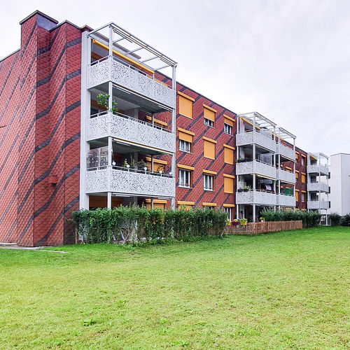 Ringhiera in HPL - CELLON - Widumstrasse Schwerzenbach - Bruag Design Factory AG - a pannelli / da esterno / per balcone