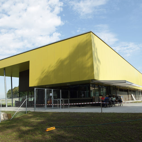 Rivestimento di facciata per facciata ventilata - FORMBOARD TOP PINE - SPORTS COMPLEX PÖSCHENRIET NEFTENBACH - Bruag Design Factory AG - in pannelli / in fibra di legno / liscio