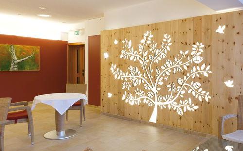 Pannello decorativo per parete - DORFHOTEL PETER & KAROLA FASCHING GMBH - Bruag Design Factory AG - in legno / perforato