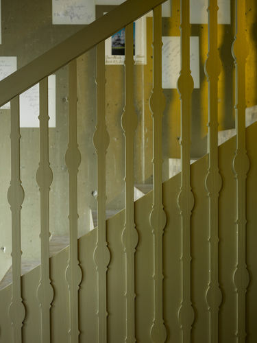 Ringhiera in legno - STERNEN GRILL ZÜRICH - Bruag Design Factory AG - a pannelli / da interno / per scala