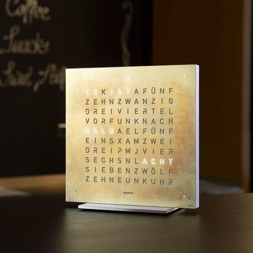 Orologio contemporaneo - EARTH 13.5 - qlocktwo - da tavolo / con schermo digitale LCD / in alluminio
