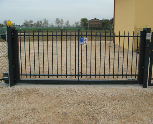 Cancello scorrevole - DESIGN - Libra Industriale spa - in acciaio / a sbarre / contract