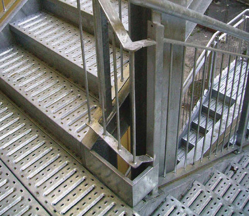 Gradino in acciaio galvanizzato - PUNCHED ROUGH - Libra Industriale spa - in lamiera forata / antiscivolo