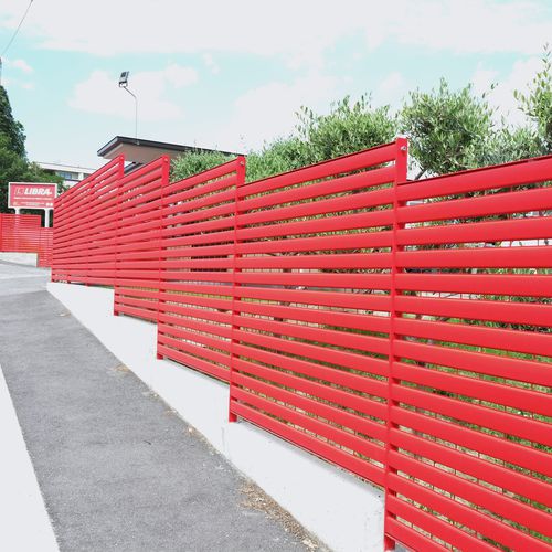 Recinzione a lamelle - Linear Orizzontale - Libra Industriale spa - residenziale / in metallo verniciato / traforata