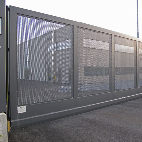 Cancello autoportante - Grigliati Baldassar S.r.l. - in metallo / in rete metallica / a sbarre