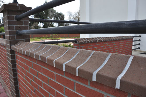Mattone a muro - SADDLEBACK COPING : HE - Isiklar Building Materials Inc. - speciale / forato / rosso