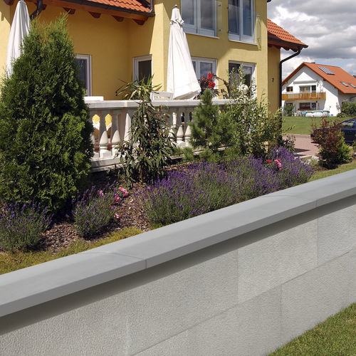 Coprimuro per recinzione di giardino - WALM Series  - SAS PREFABRICADOS DE HORMIGON SA - in calcestruzzo / a doppia pendenza