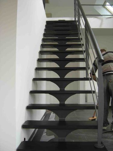 Scala dritta - ESCALIER DESIGN 14 - con gradini in metallo / con struttura in metallo / contemporanea