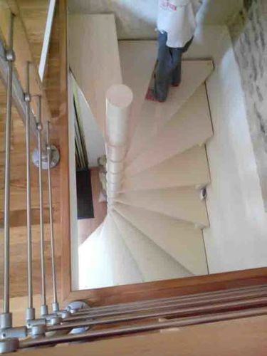 Scala a chiocciola quadrata - ESCALIER DESIGN 14 - con gradini in legno / con struttura in legno / contemporanea