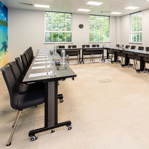 Tavolo da conferenza contemporaneo - C-8 FLT - burgessfurniture - in legno / in alluminio / con supporto in alluminio
