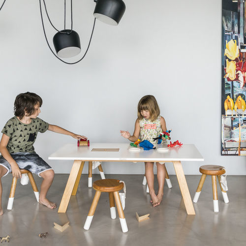 Tavolo da gioco per bambini contemporaneo - Mini Maxxi - KRETHAUS - per uso residenziale / in legno