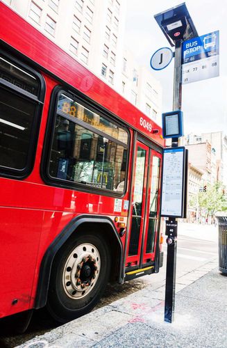 Pensilina per fermata d'autobus in metallo - SOLSTOP™ - Brasco International Inc. - con pannelli fotovoltaici integrati