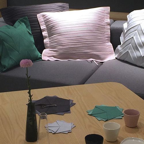 Cuscino per divano - IITTALA X ISSEY - iittala - quadrato / a tinta unita / per uso residenziale