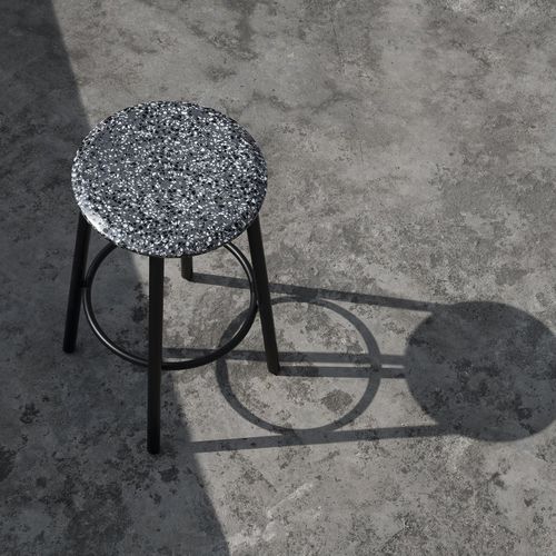 Sgabello da bar contemporaneo - PING - BENTU DESIGN - in calcestruzzo / nero / bianco
