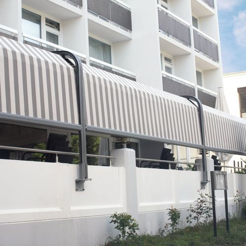 Pergola addossata - CURVED 610 - Kadeco Sonnenschutzsysteme GmbH - autoportante / montata in superficie / in alluminio