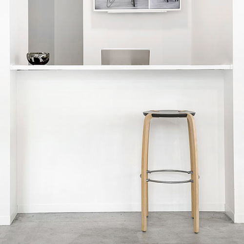 Sgabello da bar in stile - DISCUSS - Plycollection - in pelle / in tessuto / in legno