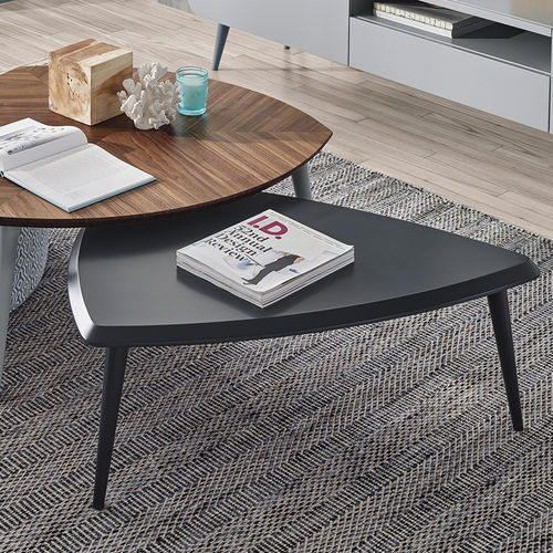 Tavolino basso contemporaneo - NAGY - Vanguard Concept - in legno laccato / triangolare / per uso residenziale