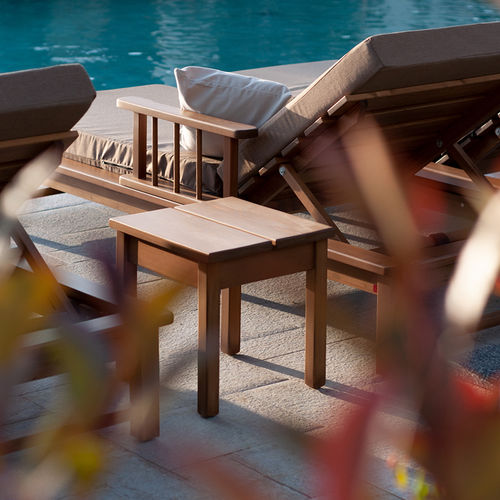 Tavolo d'appoggio contemporaneo - CHIL - AZUR CONFORT - in legno massiccio / in larice / con supporto in legno