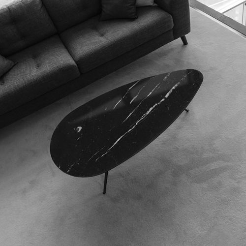 Tavolino basso contemporaneo - EGGE NERO MARQUINA - MAAMI HOME - in marmo / con supporto in metallo laccato / ovale