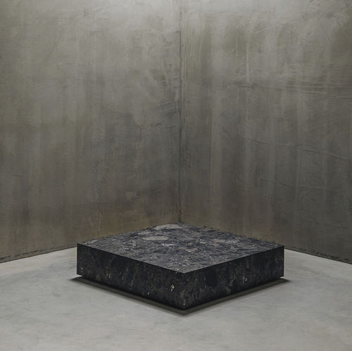 Tavolino basso contemporaneo - EDGE L GRIS ALVITO - MAAMI HOME - in marmo / con supporto in marmo / quadrato