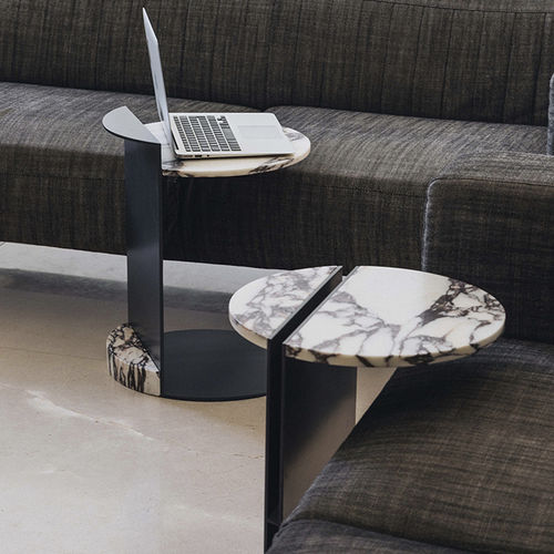 Tavolo d'appoggio contemporaneo - LINEA CALACATTA VIOLA - MAAMI HOME - in marmo / con supporto in acciaio laccato / rotondo