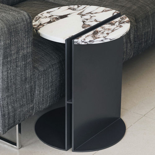 Tavolo d'appoggio design minimalista - HALF CALACATTA VIOLA - MAAMI HOME - in marmo / con supporto in metallo laccato / rotondo