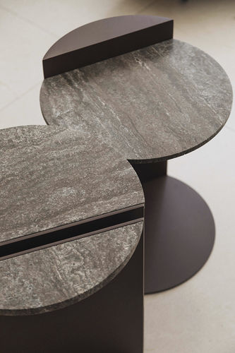 Tavolo d'appoggio contemporaneo - HALF BLACK TRAVERTINE - MAAMI HOME - in acciaio termolaccato / in travertino / con supporto in acciaio laccato