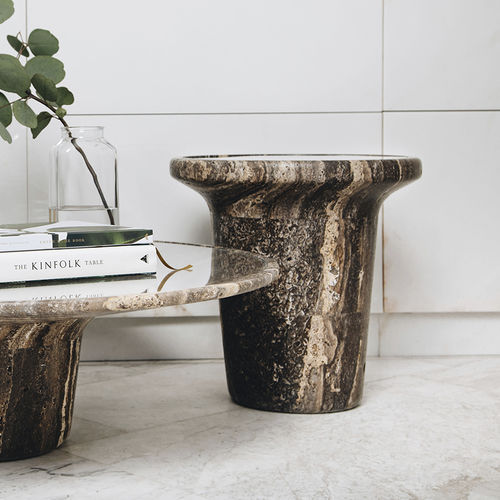 Tavolo d'appoggio design minimalista - DATA TALL TRAVERTINE - MAAMI HOME - in vetro temprato / in travertino / con supporto in travertino