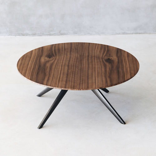 Tavolino basso contemporaneo - DIAMERISMA WALNUT - MAAMI HOME - in legno / con supporto in ghisa di alluminio / rotondo