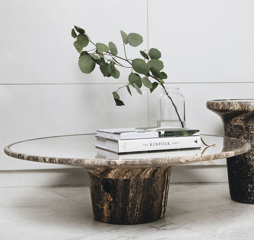 Tavolino basso contemporaneo - DATA LOW TRAVERTINE - MAAMI HOME - in vetro temprato / in travertino / con supporto in travertino