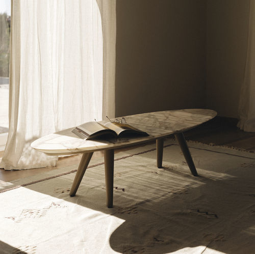 Tavolino basso contemporaneo - ELLIPSE  ESTREMOZ LAGOA - MAAMI HOME - in marmo / con supporto in legno laccato / ovale