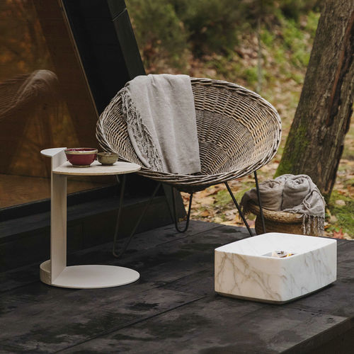Tavolo d'appoggio contemporaneo - LINEA TRAVERTINE - MAAMI HOME - in travertino / con supporto in metallo laccato / rotondo