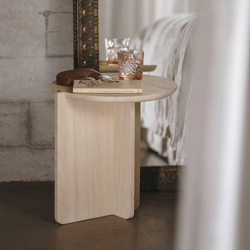 Tavolo d'appoggio contemporaneo - NOTCH TRAVERTINE - MAAMI HOME - in travertino / con supporto in travertino / rotondo