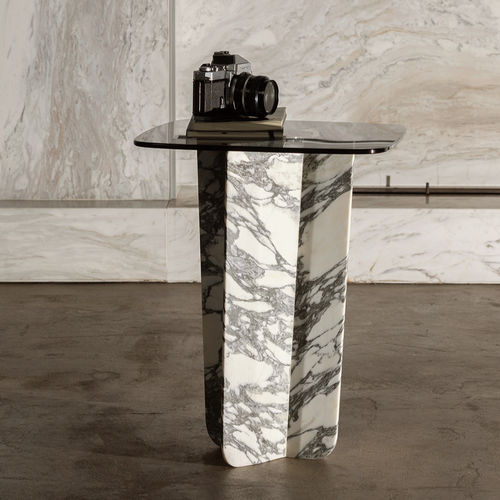 Tavolo d'appoggio contemporaneo - QUINA ARABESCATO - MAAMI HOME - in vetro temprato / con supporto in marmo / quadrato