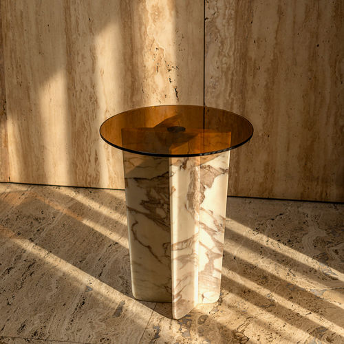 Tavolo d'appoggio contemporaneo - QUINA ESTREMOZ - MAAMI HOME - in vetro temprato / con supporto in marmo / rotondo