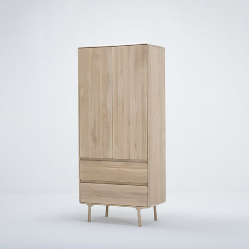 Armadio contemporaneo - FAWN - Gazzda - in rovere / con ante battenti / a cassetti