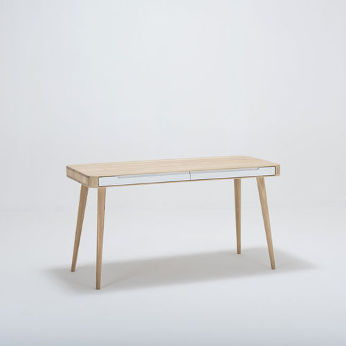 Scrivania contemporanea - ENA - Gazzda - in rovere / in MDF / con 4 gambe