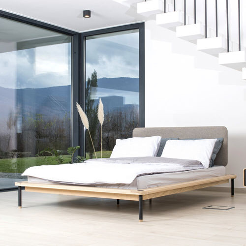 Letto matrimoniale - FINA - Gazzda - contemporaneo / con testiera imbottita / in rovere