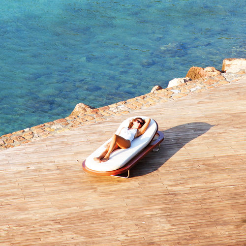 Lettino prendisole contemporaneo - Riviera Sunbed Pool Edition - Seora - in tessuto / in mogano / in acciaio inossidabile