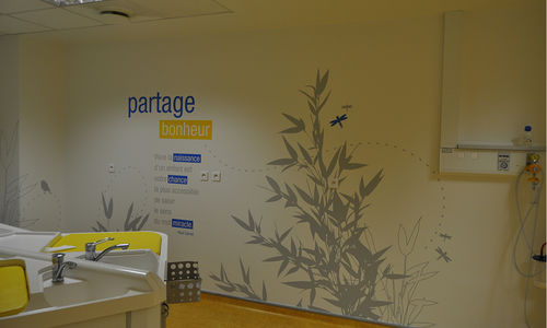 Adesivo da parete con testo - HÔPITAL SARREGUEMINES - Atelier d'Art Osmoze - Design & décoration murale - per edifici pubblici / in vinile