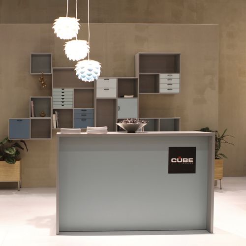 Banco reception impiallacciato in legno - HIGH CUBE - cube Design - in laminato