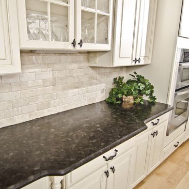Piano di lavoro in granito - BROWN ANTIQUE - WALL GRANITE SERVICE SRL - da cucina / nero / con bordi arrotondati