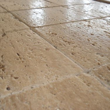 Piastrella in marmo - TRAVERTINO CHIARO - WALL GRANITE SERVICE SRL - levigata / a rilievo / da interno